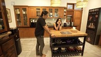 Lewat video YouTube Taulany TV, Sophia menyebutkan kalau meja yang berada di tengah dapurnya itu sebagai tempat favoritnya. Ia kerap minum kopi di sana saat sarapan. Foto: YouTube Taulany TV, Instagram @biasalahanakmuda