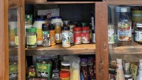Bumbu masakan yang tersimpan di lemari dapur Sophia juga terlihat komplet. Ada aneka bumbu bubuk hingga cuka apel. Foto: YouTube Taulany TV, Instagram @biasalahanakmuda