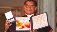 Uskup Belo menunjukkan sertifikat dan medalinya selama upacara Nobel di balai kota Oslo, Norwegia, Selasa (10/12/1996). Belo merupakan tokoh yang dihormati di Timor Leste yang mayoritas warganya menganut Katolik. (AP Photo/Bjoern Sigurdsoen)