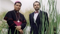 Uskup Belo (kiri) dan José Ramos-Horta (kanan) usai meraih Nobel Perdamaian di Oslo, Selasa (10/12/1996). Uskup Belo meraih Nobel Perdamaian bersama Jose Ramos-Horta, yang saat ini menjabat Presiden Timor Leste. (Micheline Pelletier/Getty Images)