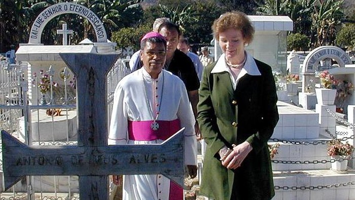 UN High Commissioner for Human Rights Mary Robinson (R) walks with Noble laureate Bishop Carlos Filipe Ximenes Belo (L) at Santa Cruz cemetery in Dili, 25 August 2002. Robinson, who is on a three-day visit to the newly independent country, visited the cemetery to honor the victims of a 1991 massacre that killed at least 271 people and planted trees in front of the cemetery where Indonesian troops fired on thousands of pro-independence demonstrators in 1999.     AFP PHOTO/Antonio DASIPARU (Photo by ANTONIO DASIPARU / AFP) (Photo by ANTONIO DASIPARU/AFP via Getty Images)