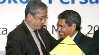 Carlos Ximenes Filipe Belo atau Uskup Belo (kanan) berjabat tangan dengan Benjamin Mankoedilaga (kiri), salah satu ketua Komisi Kebenaran dan Persahabatan Indonesia-Timor Leste, setelah audiensi publik di Jakarta, Senin (26/3/2007). (Ahmad Zamroni/AFP/Getty Images)