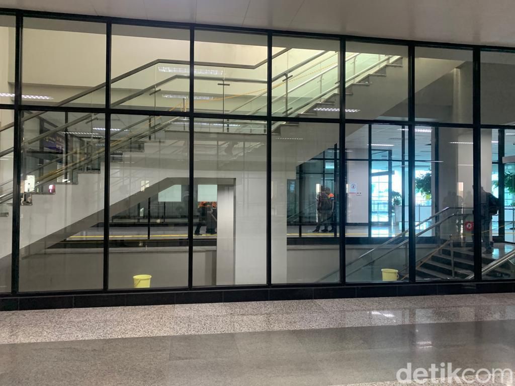 Stasiun Manggarai Jaksel, masih tersisa ada sedikit kebocoran, 30 September 2022. Tolong dong pemangku kepentingan, dibenahi kebocoran ini. (Mulia Budi/detikcom)