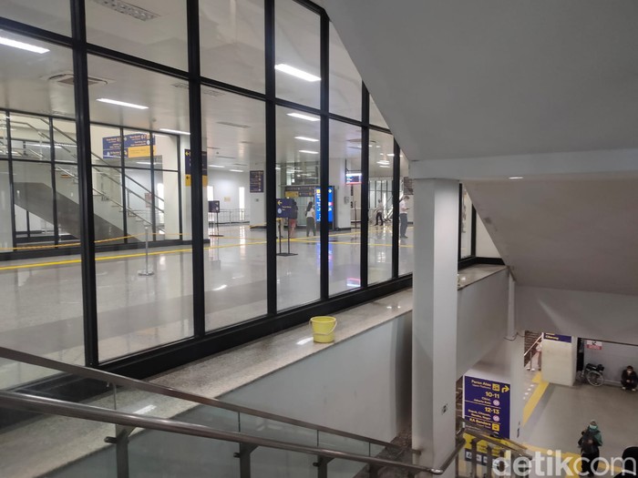 Stasiun Manggarai Jaksel, masih tersisa ada sedikit kebocoran, 30 September 2022. Tolong dong pemangku kepentingan, dibenahi kebocoran ini. (Mulia Budi/detikcom)