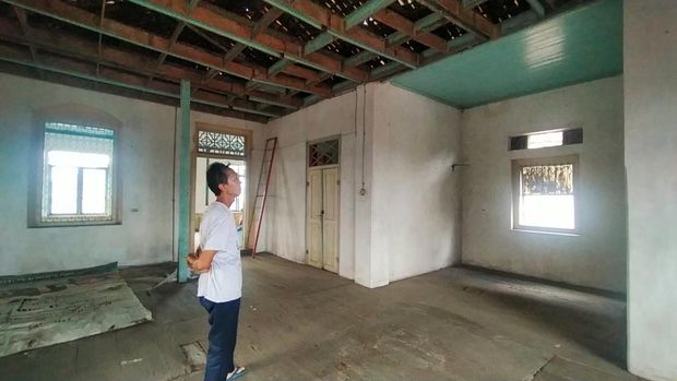 Tafakur Ega menunjukkan bangunan Toko Wong di Lelateng, Negara, Jembrana, Bali, yang dibeli orang tuanya sekitar 1972.