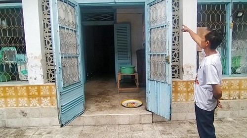 Tafakur Ega menunjukkan bangunan Toko Wong di Lelateng, Negara, Jembrana, Bali, yang dibeli orang tuanya sekitar 1972. Di bangunan itulah, para tahanan yang dituding anggota Partai Komunis Indonesia (PKI) dieksekusi menyusul meletusnya Gerakan 30 September (G30S) 1965.