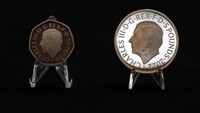 Mulai awal tahun depan, koin dari 1 pence hingga 2 poundsterling yang kita gunakan dalam kehidupan sehari-hari akan dicetak dengan gambar Raja Charles yang sama.