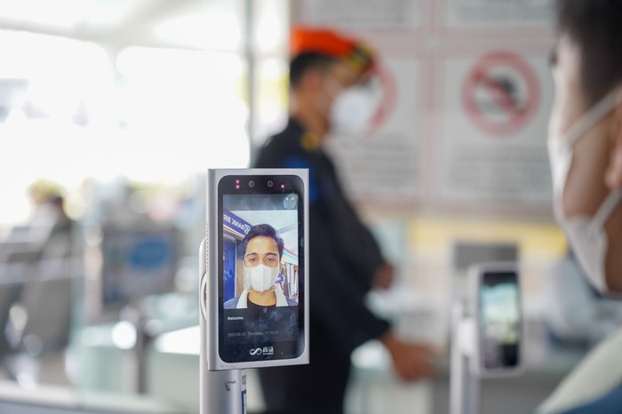 Uji coba fasilitas Face Recognition Boarding Gate di Stasiun Bandung.