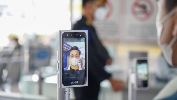 Uji coba fasilitas Face Recognition Boarding Gate di Stasiun Bandung.
