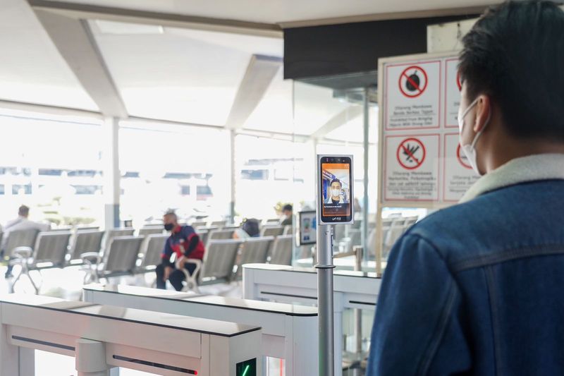 Uji coba fasilitas Face Recognition Boarding Gate di Stasiun Bandung.