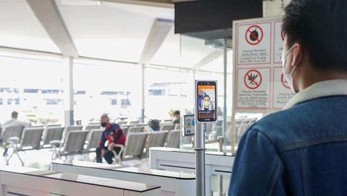 Uji coba fasilitas Face Recognition Boarding Gate di Stasiun Bandung.
