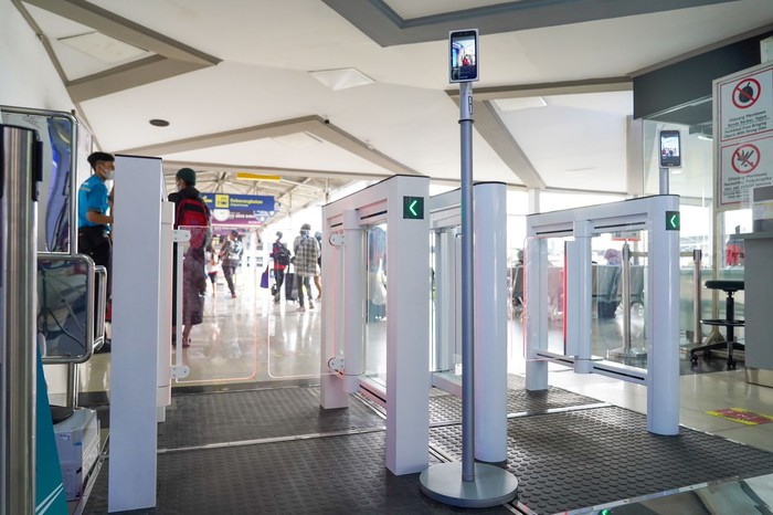 Uji coba fasilitas Face Recognition Boarding Gate di Stasiun Bandung. Uji coba fasilitas Face Recognition Boarding Gate di Stasiun Bandung.