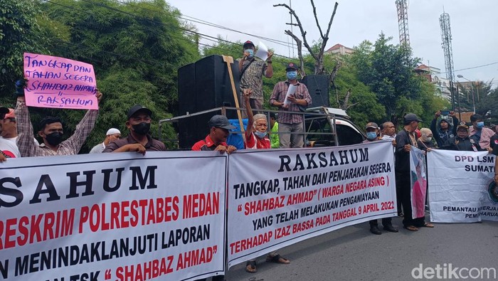 Unjuk rasa warga di depan Mapolrestabes Medan.