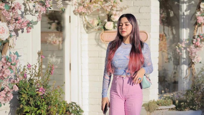 Vicky Shu Vicky Shu pernah berhasil menurunkan berat badannya sebanyak 28 kg. Sebelumnya BBnya sempat mengalami kenaikan BB sebanyak 35 kg pasca hamil dan melahirkan anak keduanya.
