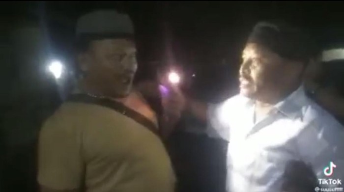 video pengacara halangi polisi geledah rumah pengedar pil koplo