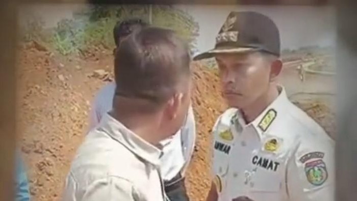 Video yang memperlihatkan seorang warga dan camat yang saling tantang viral di Tiktok.
