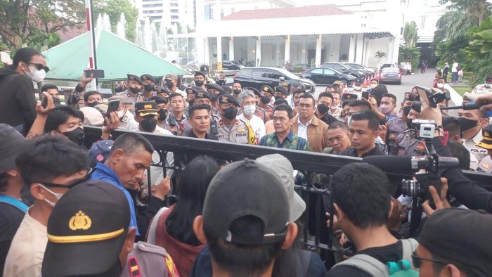 Wagub DKI Riza Patria temui massa aksi yang menuntut Pergub penggusuran paksa dicabut