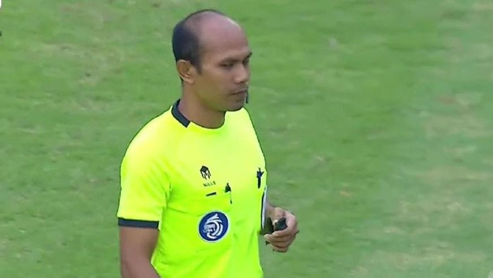 Wasit Choirudin yang memimpin laga Persis Solo Vs PSM Makassar di Liga 1