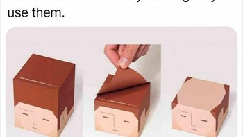 Seorang seniman, membuat post it yang terlihat semakin botak setiap kertasnya dicopot. Foto: yup.that.exists via Bored Panda