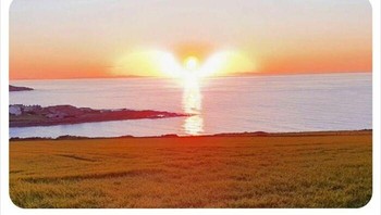 Fotografer amatir Stuart Murray menangkap gambar malaikat yang muncul saat matahari tenggelam di Aberdeenshire, Skotlandia. Foto: yup.that.exists via Bored Panda