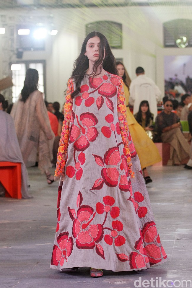 Peragaan busana Sapto Djojokartiko Spring/Summer 2023 yang berlangsung di Gedung Filateli, Jakarta. Foto: Mohammad Abduh/Detikcom.