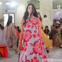 Peragaan busana Sapto Djojokartiko Spring/Summer 2023 yang berlangsung di Gedung Filateli, Jakarta. Foto: Mohammad Abduh/Detikcom.