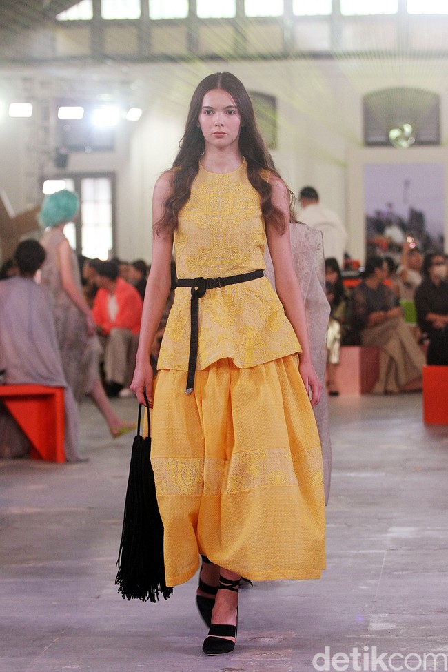 Peragaan busana Sapto Djojokartiko Spring/Summer 2023 yang berlangsung di Gedung Filateli, Jakarta. Foto: Mohammad Abduh/Detikcom.
