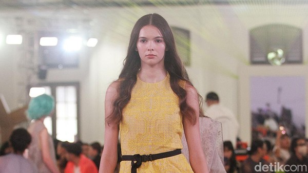 10 Koleksi Sapto Djojokartiko Spring/Summer 2023, Busana Unisex Penuh Warna