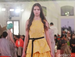 10 Koleksi Sapto Djojokartiko Spring/Summer 2023, Busana Unisex Penuh Warna