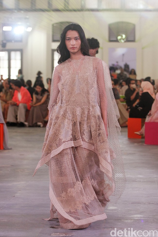 Peragaan busana Sapto Djojokartiko Spring/Summer 2023 yang berlangsung di Gedung Filateli, Jakarta. Foto: Mohammad Abduh/Detikcom.