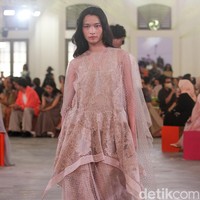 Peragaan busana Sapto Djojokartiko Spring/Summer 2023 yang berlangsung di Gedung Filateli, Jakarta. Foto: Mohammad Abduh/Detikcom.