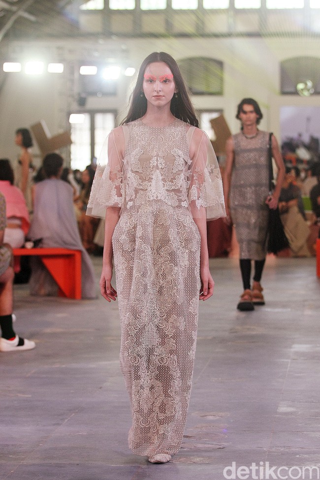 Peragaan busana Sapto Djojokartiko Spring/Summer 2023 yang berlangsung di Gedung Filateli, Jakarta. Foto: Mohammad Abduh/Detikcom.