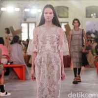 Peragaan busana Sapto Djojokartiko Spring/Summer 2023 yang berlangsung di Gedung Filateli, Jakarta. Foto: Mohammad Abduh/Detikcom.
