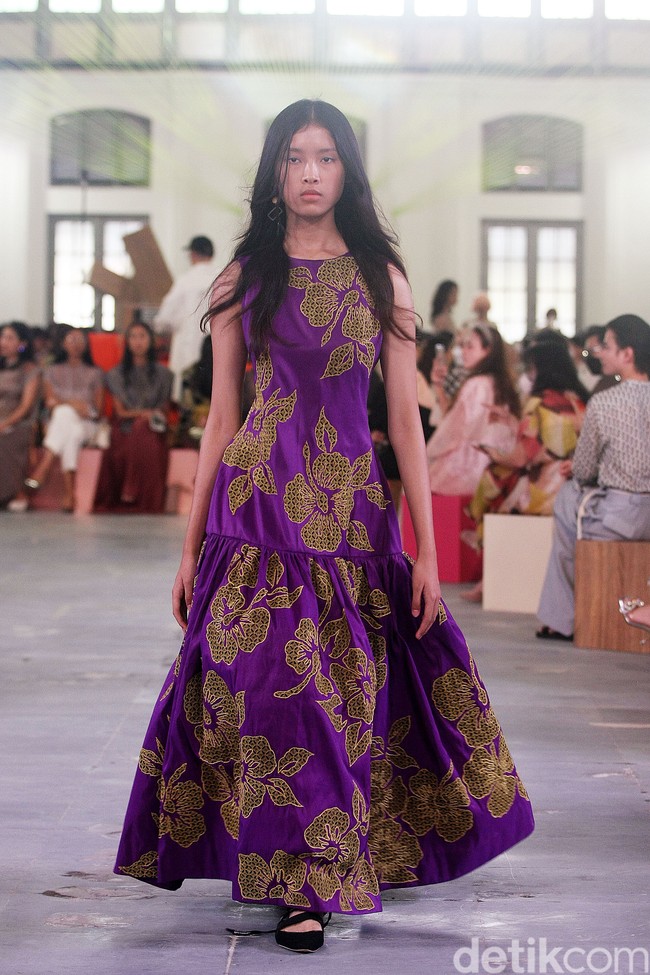 Peragaan busana Sapto Djojokartiko Spring/Summer 2023 yang berlangsung di Gedung Filateli, Jakarta. Foto: Mohammad Abduh/Detikcom.