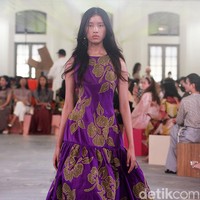Peragaan busana Sapto Djojokartiko Spring/Summer 2023 yang berlangsung di Gedung Filateli, Jakarta. Foto: Mohammad Abduh/Detikcom.
