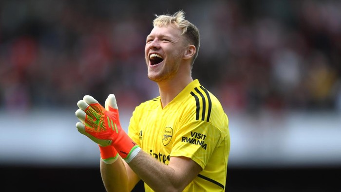 LONDON, ENGLAND - OCTOBER 01:  Aaron Ramsdale of Arsenal celebrates following their sides victory after the Premier League match between Arsenal FC and Tottenham Hotspur at Emirates Stadium on October 01, 2022 in London, England. (Photo by Shaun Botterill/Getty Images)