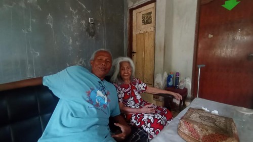 Agung Alit bersama ibu tirinya.