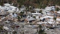 Foto aerial menunjukkan rumah-rumah yang rusak imbas hantaman dahsyat Badai Ian di Florida, Amerika Serikat, Jumat (30/9/2022).