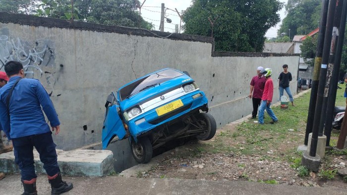 Angkot terperosok ke selokan di Bogor (Dok.istimewa)