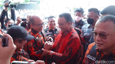 Gaya Anies Baswedan Berkemeja Loreng Pemuda Pancasila