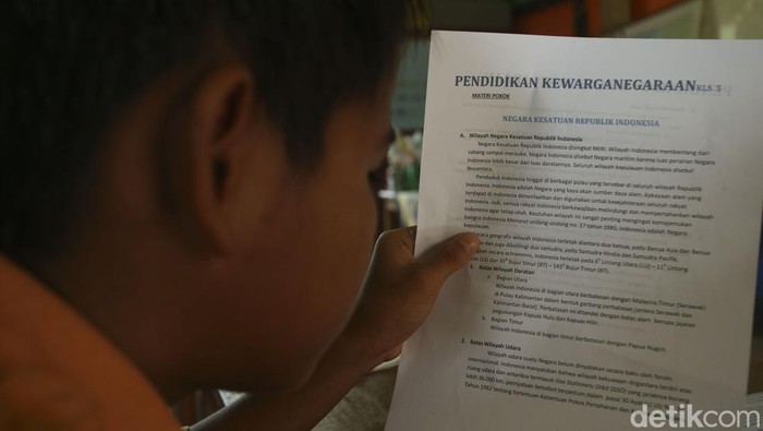 Sejumlah siswa SDN Pereges 06, Kalimantan Barat, terlihat sangat antusias mengenal letak geografis Indonesia.