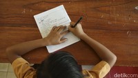 Anak-anak juga terlihat antusias dalam mencatat materi yang diberikan oleh guru di kelas.