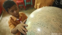 Selain Sistem Pemerintahan, anak-anak juga mempelajari batas-batas wilayah NKRI, salah satunya di Pulau Kalimantan yang memiliki perbatasan langsung dengan negara tetangga.