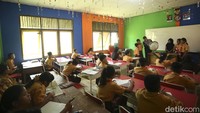 Sekolah ini hanya berjarak 18 kilometer dari pintu perbatasan negara yang tengah digarap di Jagoi Babang, sehingga anak-anak dibekali ilmu kenegaraan secara tepat.
