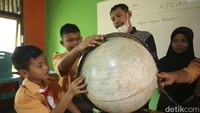 Diketahui anak-anak di sekolah ini berjumlah 262 anak dan gurunya berjumlah 17 orang. Berada di ujung negeri Program Indonesia Pintar (PIP) turut dirasakan anak-anak di sekolah ini. Penyaluran PIP dapat diterima siswa melalui Bank BRI, masing-masing anak mendapatkan dana 450 ribu rupiah, beberapa anak juga harus mendapatkannya dalam satu hingga dua tahapan. 