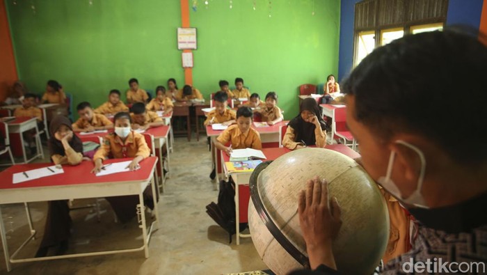 Sejumlah siswa SDN Pereges 06, Kalimantan Barat, terlihat sangat antusias mengenal letak geografis Indonesia.