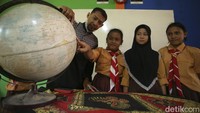 Siswa belajar di SDN Pereges 06, Kalimantan Barat, Kamis (8/9/2022). Berada di wilayah perbatasan anak-anak belajar lebih dalam mengenai NKRI.
