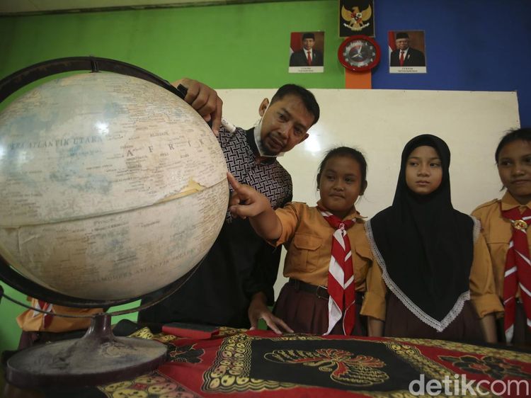 Antusias Siswa SD di Perbatasan Mengenal Geografis Indonesia
