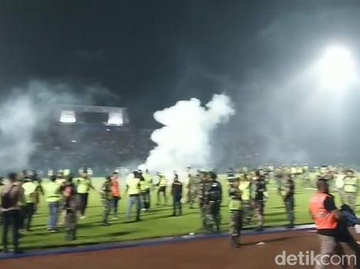 Aparat lepaskan gas air mata ke arah suporter