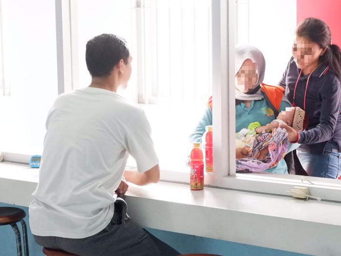 AV dan bayinya dibesuk suaminya di Rutan Surabaya AV dan bayinya dibesuk suaminya di Rutan Surabaya